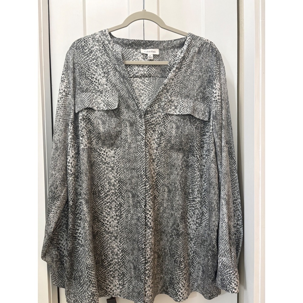 Calvin Klein 2X Snakeskin animal Print Roll Tab Sleeve Blouse Grey White Animal
